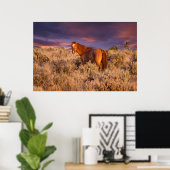 Wildpferd im Harney County steht wachsam Poster (Heimbüro)