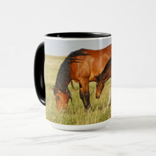 Wildpferd-Mutter und Fohlen beim Grasen Tasse