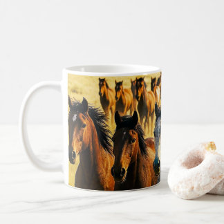 Wildpferde laufen frei kaffeetasse