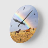 Wildpferde mit Regenbogen Runde Wanduhr (Winkel)