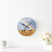 Wildpferde mit Regenbogen Runde Wanduhr (Zuhause)