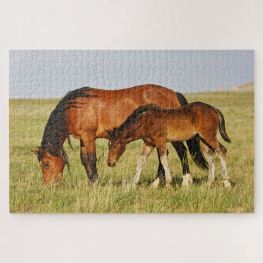 Wildpferdmutter und Fohlen beim Grasen Puzzle (Horizontal)