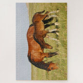 Wildpferdmutter und Fohlen beim Grasen Puzzle (Vertikal)