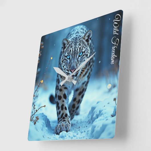 Wildschneeleopard wandern Frost verzauberter Wald Quadratische Wanduhr (Winkel)