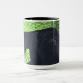 Wildschwarzer Bär Wandern im Gras 3 Tasse (Zentrum)