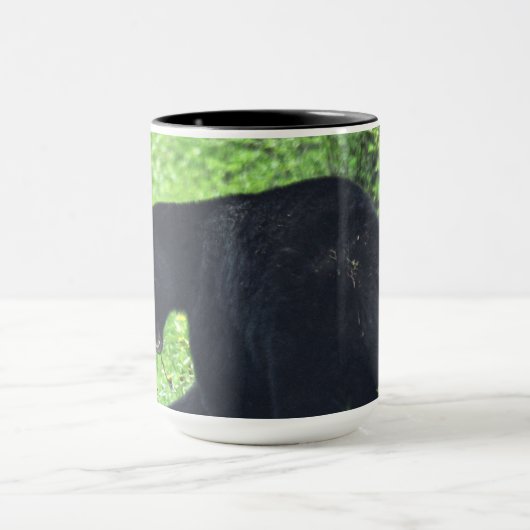 Wildschwarzer Bär Wandern im Gras 3 Tasse (Zentrum)