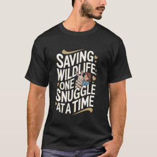 Wildtierpfleger rettet Wildtiere mit einer Umarmun T-Shirt