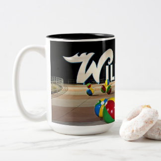 Wildwoods Zeichen auf der Promenade in Wildwood NJ Zweifarbige Tasse