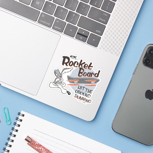 WILE E. COYOTE™ ACME Raketenskateboard Aufkleber (Laptop mit iPhone)