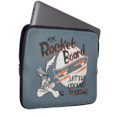 WILE E. COYOTE™ ACME Rocket Board Laptopschutzhülle (Vorne Rechts)
