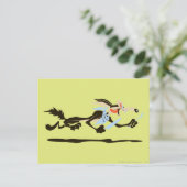 WILE E. COYOTE™ Chasing Dinner Postkarte (Stehend Vorderseite)