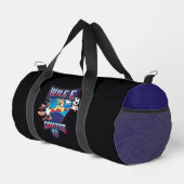 WILE E. COYOTE™ Football Club Badge Duffle Bag (Rechte Ecke)