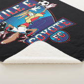 WILE E. COYOTE™ Football Club Badge Sherpadecke (3/4)