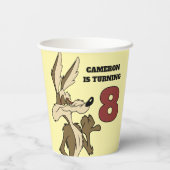 WILE E. COYOTE™ Looking Proud Pappbecher (Rückseite)