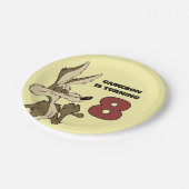 WILE E. COYOTE™ Sieht stolz aus Pappteller (Schrägansicht)