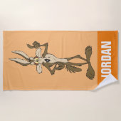 WILE E. COYOTE™ Stehend Tall Strandtuch (Vorderseite)