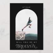 Will you be my Bridesman Minimal Photo Black Arch Einladung (Vorderseite)
