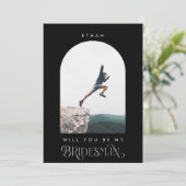 Will you be my Bridesman Minimal Photo Black Arch Einladung (Stehend Vorderseite)