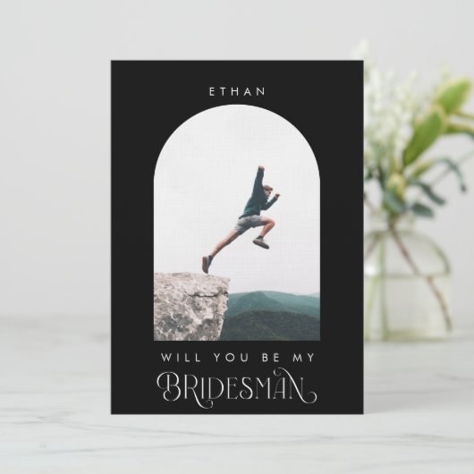 Will you be my Bridesman Minimal Photo Black Arch Einladung (Stehend Vorderseite)