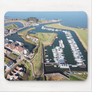 Willemstad in Nederland met moderne haven. Mousepad
