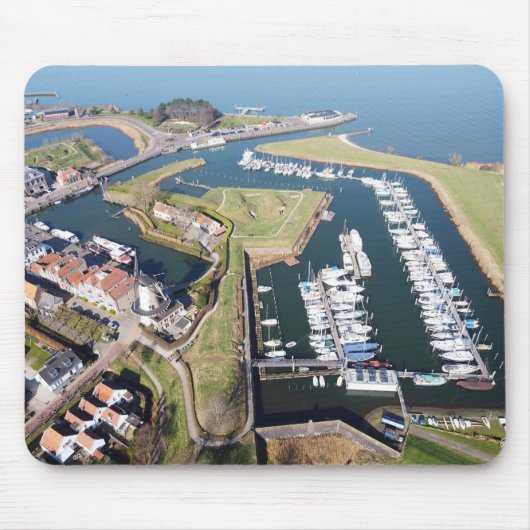 Willemstad in Nederland met moderne haven. Mousepad (Vorne)