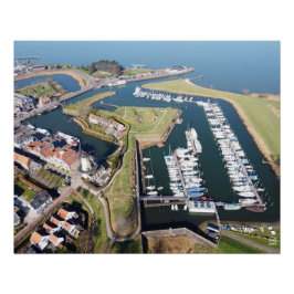 Willemstad in Nederland met moderne haven. Poster