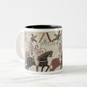 William der Eroberer kommt in Bayeux an Zweifarbige Tasse (Vorderseite Links)