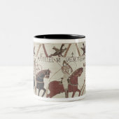 William der Eroberer kommt in Bayeux an Zweifarbige Tasse (Mittel)