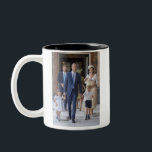 William, Kate und Kinder Zweifarbige Tasse<br><div class="desc">William,  Kate und Kinder</div>