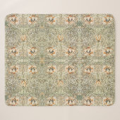 William Morris Antique Honeysuckle Floral Classic Sherpadecke (Vorderseite (Horizontal))