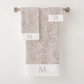 William Morris Beige Larkspur Muster und Monogram Badhandtuch Set (Insitu)