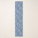 William Morris Floral Damask, Cobalt Blue auf Weiß Schal<br><div class="desc">Langer Schal in einem Vintagen William Morris-Blumengestromt,  digital verstärkt und farbig,  tiefblau auf weißem Hintergrund</div>