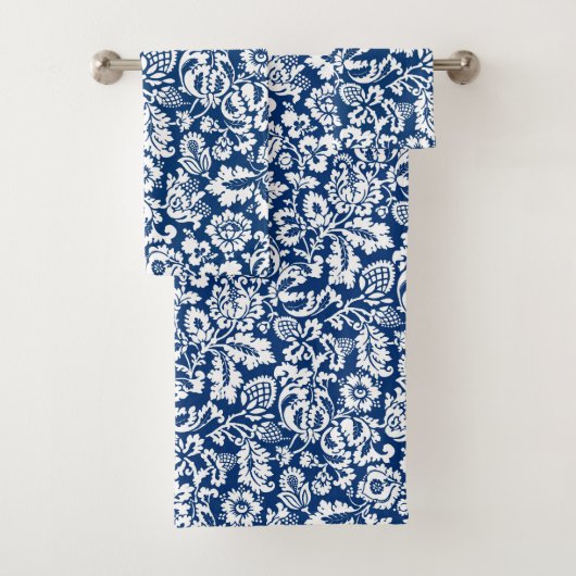 William Morris Floral Damask, Cobalt Blue & White Badhandtuch Set (Insitu)