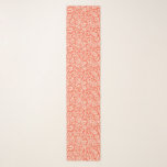 William Morris Floral Damask, Peach und Coral Schal<br><div class="desc">Langer Schal in einem Vintagen William Morris-Damastmuster,  digital verstärkt und farbig,  in weichem Pfirsich auf Korallenuntergrund</div>