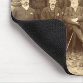 William Morris, fotografiert mit dem Personal bei Mousepad (Ecke)