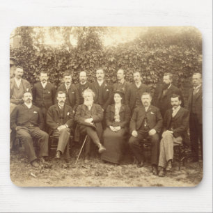 William Morris, fotografiert mit dem Personal bei Mousepad