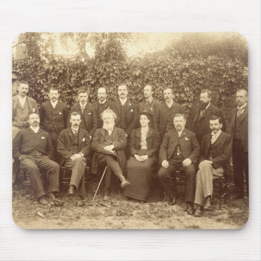 William Morris, fotografiert mit dem Personal bei Mousepad (Vorne)
