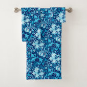 William Morris Iris und Lily, Indigo Blue Badhandtuch Set (Insitu)