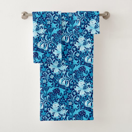 William Morris Iris und Lily, Indigo Blue Badhandtuch Set (Insitu)