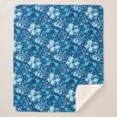 William Morris Iris und Lily, Indigo Blue & White Sherpadecke (Vorderseite)