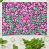 William Morris Irises, Fuchsia Pink und Wein Geschirrtuch (Gefaltet)