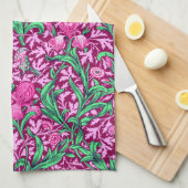 William Morris Irises, Fuchsia Pink und Wein Geschirrtuch (Viertel Falte)