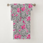William Morris Irises, Pink und Silver Gray / Grau Badhandtuch Set (Insitu)