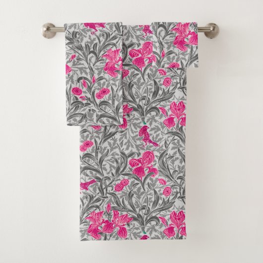 William Morris Irises, Pink und Silver Gray / Grau Badhandtuch Set (Insitu)
