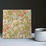 William Morris Lily Art Nouveau Floral Pattern Fliese<br><div class="desc">William Morris Lily Pattern Design. William Morris war ein englischer Textil-Designer, Künstler, Schriftsteller und Sozialist, der mit der Pre-Raphaelite Brotherhood und British Arts and Crafts Movement assoziiert war. Er gründete eine Designfirma in Partnerschaft mit dem Künstler Edward Burne-Jones und dem Dichter und Künstler Dante Gabriel Rossetti. Dieses wunderschöne Jugendstil-Kunstmuster besticht...</div>