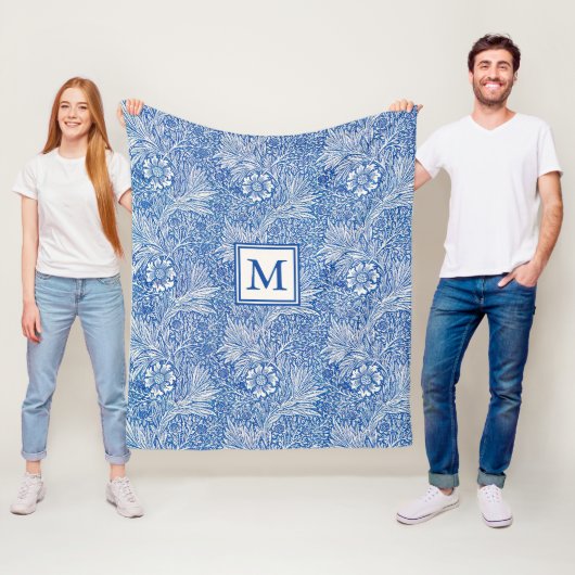 William Morris Marigold Blue Monogram Fleecedecke (Beispiel)