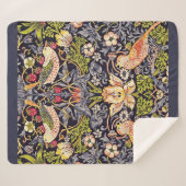 William Morris Strawberry Diief Floral Art Nouveau Sherpadecke (Vorderseite (Horizontal))