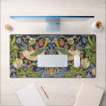 William Morris - Strawberry Diief Floral Pattern Schreibtischunterlage<br><div class="desc">"Strawberry Thief" ist ein Textildesign, das 1883 vom britischen Designer William Morris entworfen wurde. Die Arbeit zeichnet sich durch ein kompliziertes Muster von Erdbeeren, Blume und Vögeln aus, in erster Linie durch die Drossel, die die Erdbeeren zu stehlen scheinen. Die üppigen, naturalistischen Formen sind in einem harmonischen, sich wiederholenden Muster...</div>