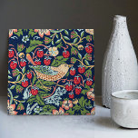William Morris Strawberry Thief Fliese<br><div class="desc">William Morris Strawberry Diief Design. Fügen Sie Ihren Label-Text hinzu! William Morris war ein englischer Textil-Designer, Künstler, Schriftsteller und Sozialist, der mit der Pre-Raphaelite Brotherhood und British Arts and Crafts Movement assoziiert war. Er gründete eine Designfirma in Partnerschaft mit dem Künstler Edward Burne-Jones und dem Dichter und Künstler Dante Gabriel...</div>