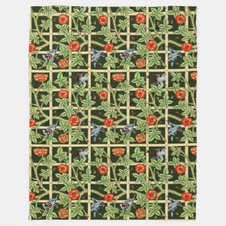 William Morris Trellis Pattern in Green Fleecedecke